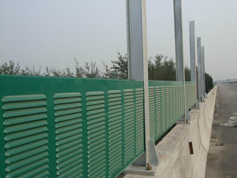 圍牆隔（gé）音板（bǎn）